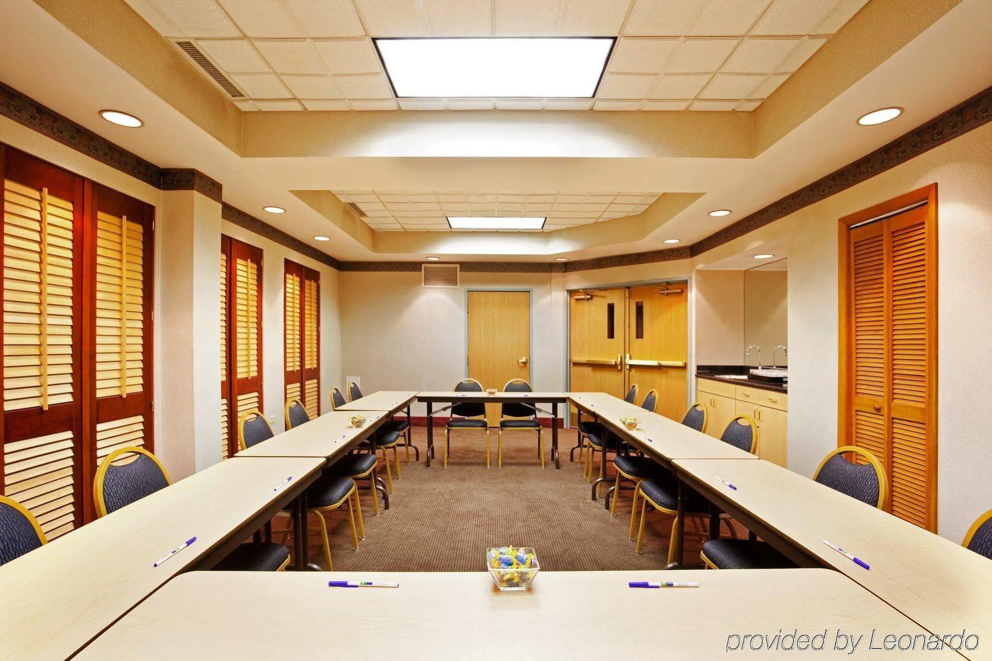 Holiday Inn Express & Suites Chicago-Midway Airport By Ihg Bedford Park Удобства фото